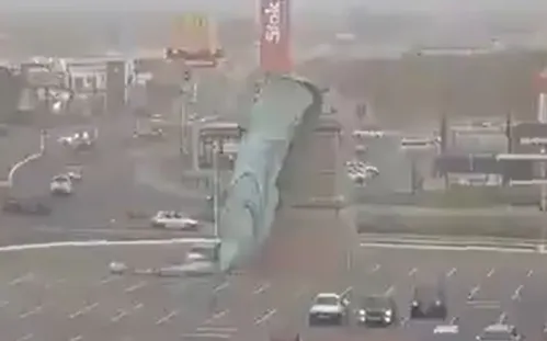 
          Imagem ilustrativa da imagem Vídeo: estátua de loja da Havan desaba durante ventania no Rio Grande do Sul
          