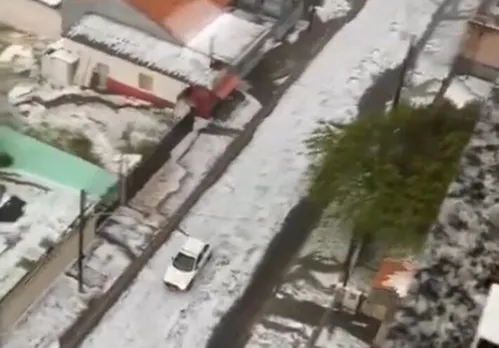 
          Imagem ilustrativa da imagem Vídeos: chuva de granizo em Ponta Grossa deixa ruas e telhados ‘cobertos de neve’
          