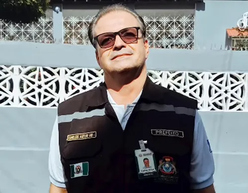 
          Imagem ilustrativa da imagem Vídeos mostram momento em que prefeito de Barreiros faz pouso forçado de ultraleve após falha
          