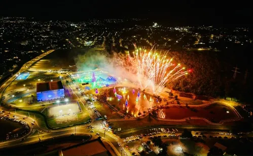 
          Imagem ilustrativa da imagem Vila de Natal de Cariacica encanta com espetáculo de luzes e cores
          