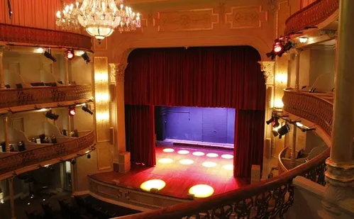 
          Imagem ilustrativa da imagem Visitas guiadas no Theatro Carlos Gomes começam em dezembro. Saiba como conhecer
          