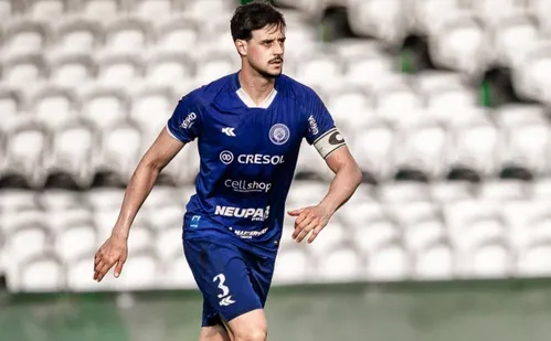 
          Imagem ilustrativa da imagem Vitória contrata novo zagueiro e renova com meia
          