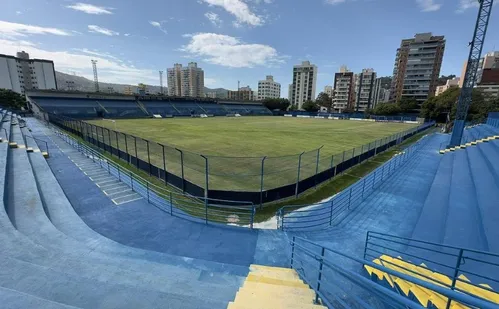 
          Imagem ilustrativa da imagem Vitória Futebol Clube entrega uniformes e bolas para núcleos infantis
          