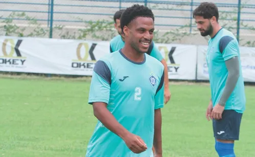 
          Imagem ilustrativa da imagem Vitória renova com laterais para a próxima temporada
          