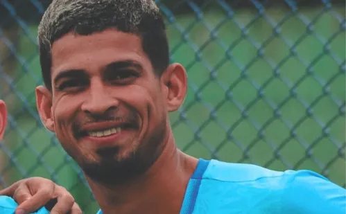 
          Imagem ilustrativa da imagem ⁠Vitória renova contrato com volante Jonata
          