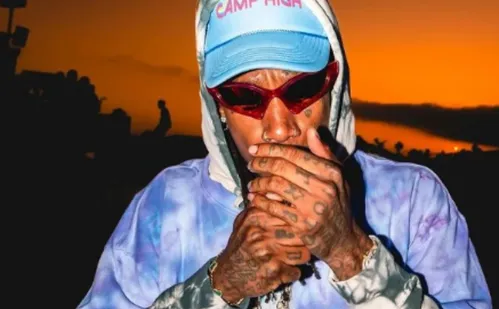 
          Imagem ilustrativa da imagem Wiz Khalifa é condenado à prisão na Romênia por fumar maconha no palco
          