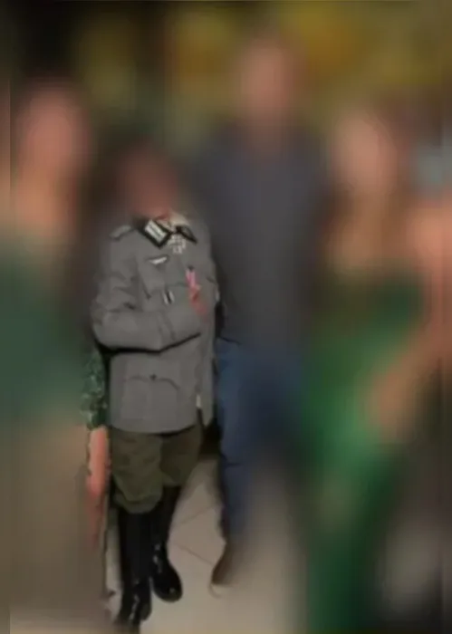 
          Imagem ilustrativa da imagem Adolescente usa traje e faz saudação nazista em festa de formatura de Medicina no RN
          