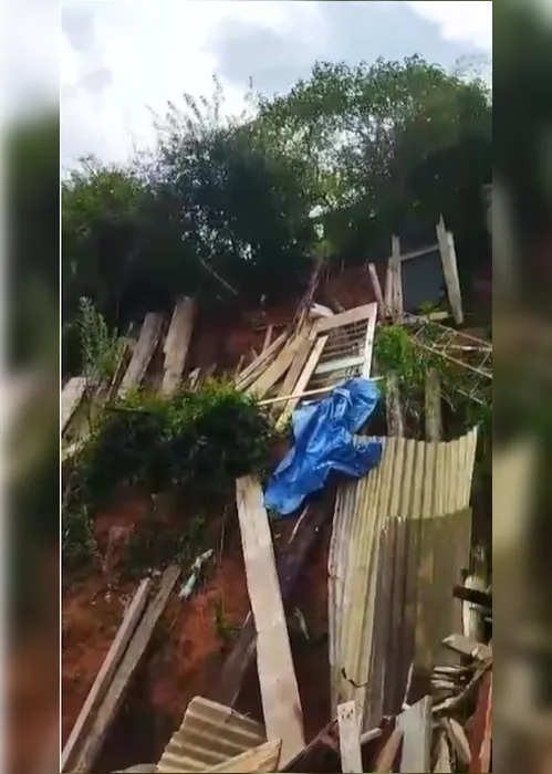 
          Imagem ilustrativa da imagem Deslizamento de terra atinge residência em Campos do Jordão e deixa um morto
          