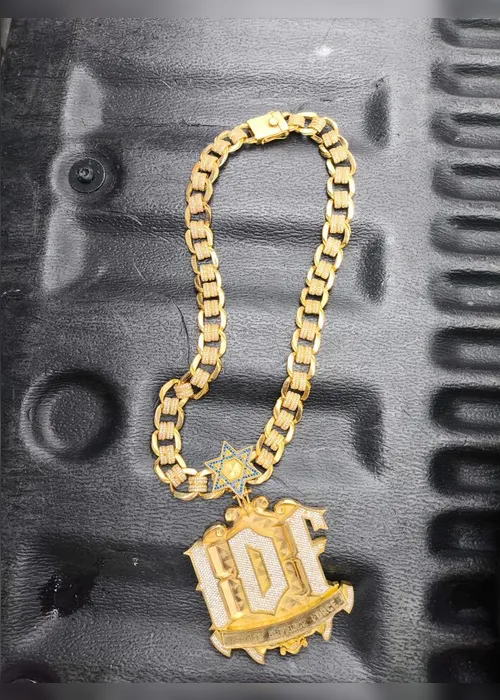 
          Imagem ilustrativa da imagem Família de traficante Peixão é detida tentando fugir para a Bolívia com fortuna em joias
          