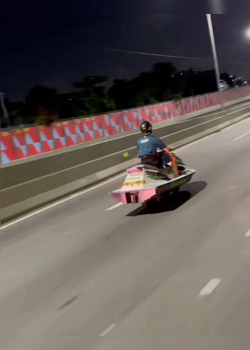 
          Imagem ilustrativa da imagem Influenciador que andou de moto aquática adulterada na Ponte Rio-Niterói é alvo de operação no RJ
          