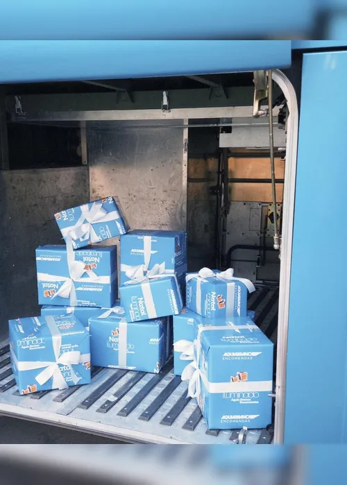 
          Imagem ilustrativa da imagem Papai Noel chega de ônibus iluminado em ação solidária da Águia Branca
          