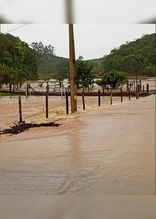 
          Imagem ilustrativa da imagem Seis cidades decretam estado de emergência após chuva causar destruição em SC
          