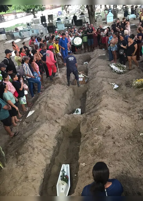 
          Imagem ilustrativa da imagem Comoção no Recife no enterro de mãe e quatro filhos mortos pelo marido
          