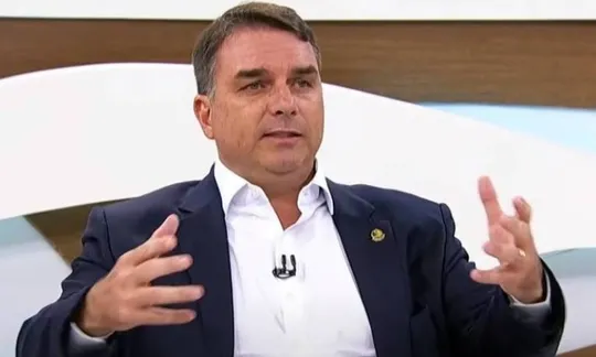 Imagem ilustrativa da imagem Flávio Bolsonaro critica divulgação de vídeo da tornozeleira: 'ignorou provas'