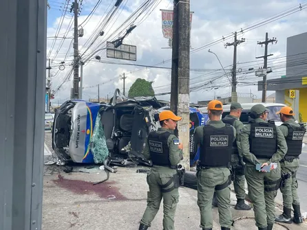 Imagem ilustrativa da imagem VÍDEO: Policial militar morre em grave acidente com viatura no bairro de Afogados