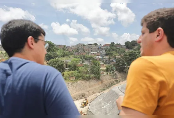 João Campos e o vice, Victor Marques, no Ibura