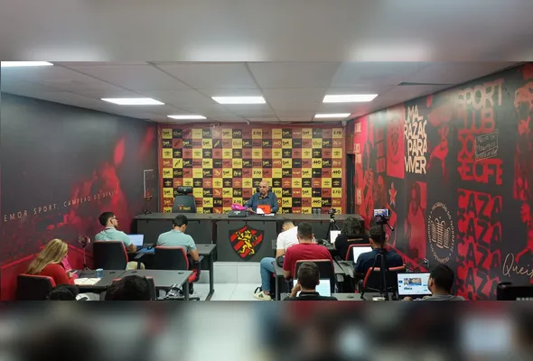 Momento do anuncio da renúncia. Romão fica no cargo até 31 de dezembro deste ano.