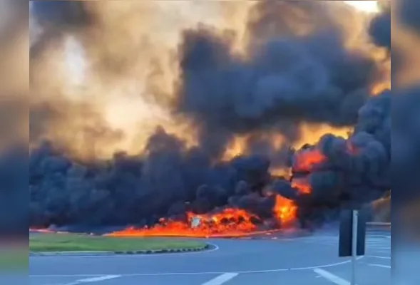 Fogo se espalhou rapidamente após tomabamento da carreta
