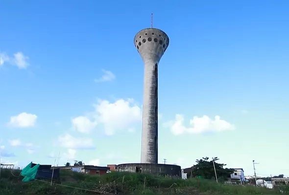 Torre foi a primeira obra do renomado arquiteto Oscar Niemeyer no Estado, mas está abandonada e sem nenhuma restrição de acesso