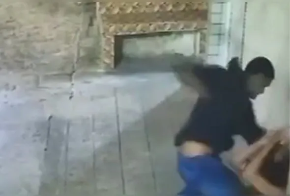 Câmeras de segurança gravaram a agressão covarde