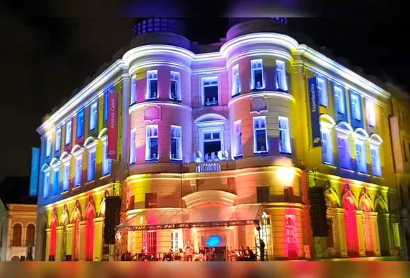 Espetáculo ilunina a noite do Bairro do Recife