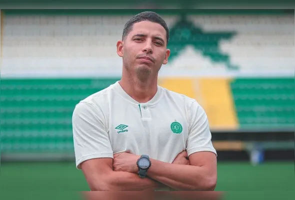 Imagem ilustrativa da imagem Capixaba celebra acesso com a Chapecoense: "Estou vivendo um sonho"