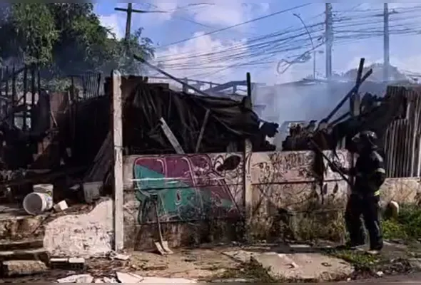 Imagem ilustrativa da imagem Incêndio atinge barracos em comunidade na Várzea e deixa 5 mortos