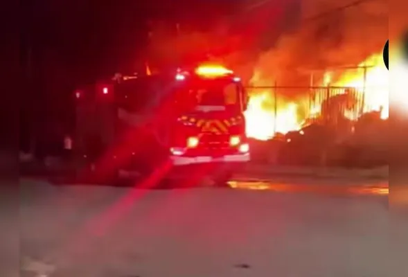 Viatura do Corpo de Bombeiros durante combate as chamas na Serra