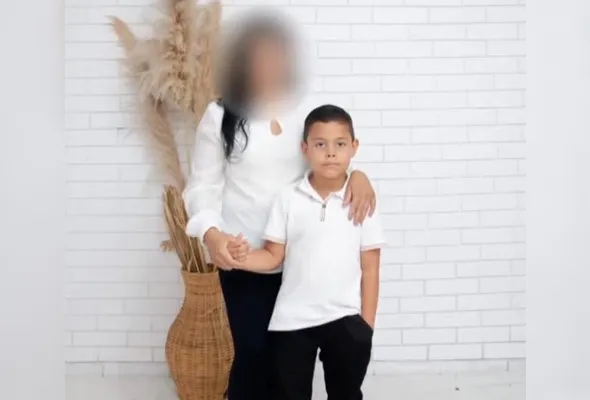 Samuel, de 10 anos, (na foto, com a mãe) estava em casa com o avô e o primo, quando foi atacado repentinamente por este último