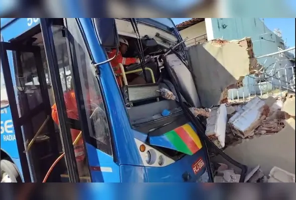 Apesar da gravidade da batida o motorista não se feriu gravemente