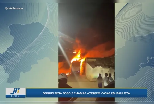 Imagem ilustrativa da imagem Ônibus pega fogo em Paulista, destrói imóveis e mobiliza Defesa Civil