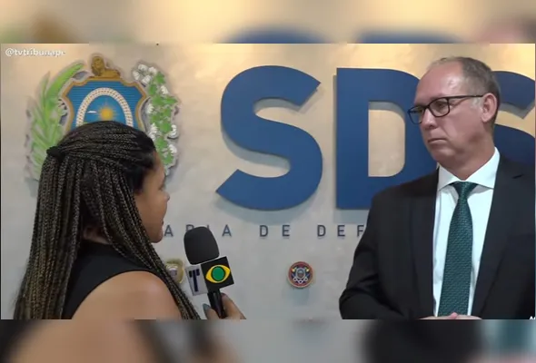 Repórter Luciana Queiroz entrevistou o secretário Alessandro Carvalho