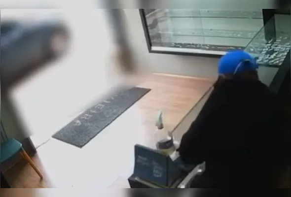 Câmeras de segurança do estabelecimento registraram a ação dos suspeitos