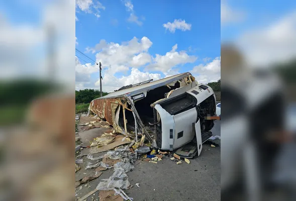 Caminhão transportava carga de frango que foi saqueada por caminhão