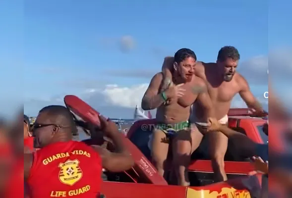 Johnny Andrade e Cleiton Zanatta tiveram que se refugiar em uma viatura do grupamento salva-vidas para escapar das agressões