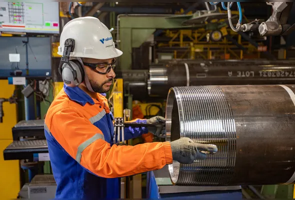 Trabalhador atuando em unidade da Vallourec.