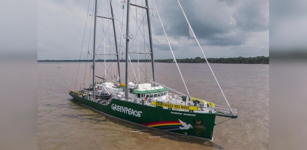 Rainbow Warrior chega ao Recife após a COP30 e abre visitação gratuita