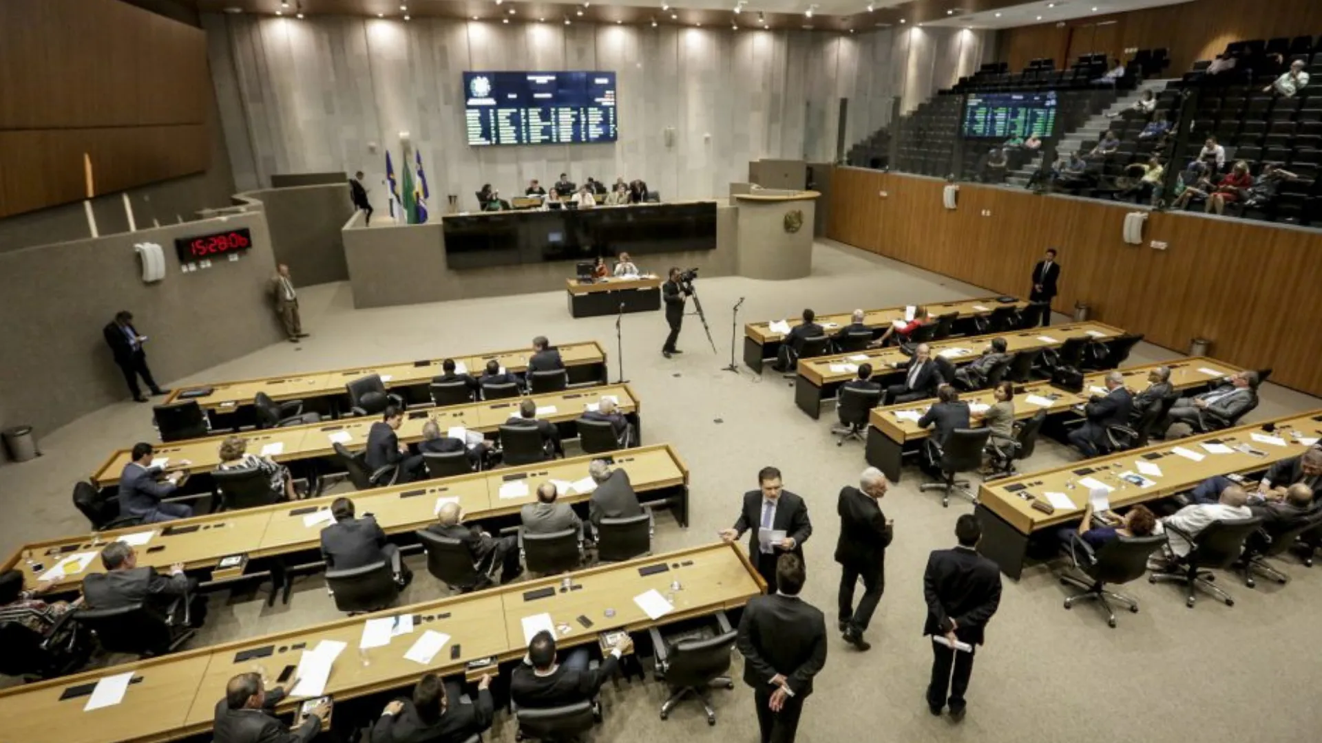 Imagem ilustrativa da imagem Alepe oficializa reajuste de 6% para servidores efetivos e comissionados