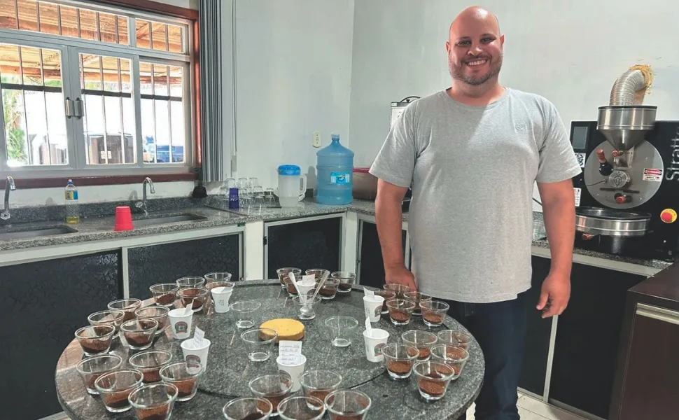 Pedro Paulo Teófilo realiza avaliação sensorial de cafés na Sala do Café, em Brejetuba