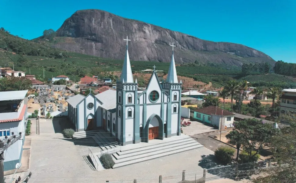 Igreja Santa Catarina, em Brejaubinha, se destaca como cartão-postal de Brejetuba com a Pedra do Submarino ao fundo