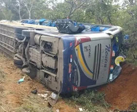 Imagem ilustrativa da imagem Acidente com ônibus que ia de São Paulo para Pernambuco deixa ao menos dois mortos