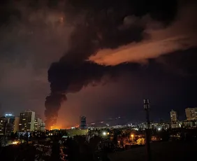 Imagem ilustrativa da imagem Ataque de Israel a tanques de petróleo no Irã escurecem céu de Teerã