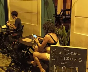 Imagem ilustrativa da imagem Bar no Rio é multado por placa dizendo que ‘cidadãos dos EUA e de Israel não são bem-vindos’