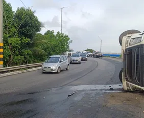 Imagem ilustrativa da imagem Caminhão tomba na BR-101 e deixa motorista ferido no Grande Recife