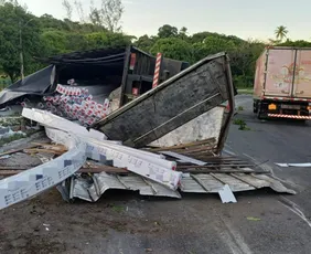 Imagem ilustrativa da imagem Caminhão tomba no viaduto do HMA, em Paulista. Local registra acidentes recorrentes