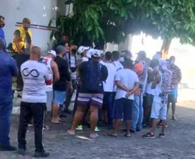 Imagem ilustrativa da imagem Caos no Arruda: invasão de torcida expõe abandono e crise profunda no Santa Cruz