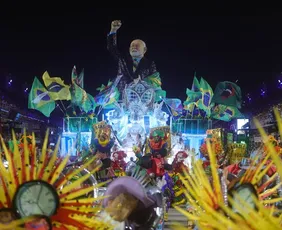 Imagem ilustrativa da imagem Carnaval do RJ: 1ª noite de desfiles tem homenagem a Lula, Ney Matogrosso e tradições afro-indígenas