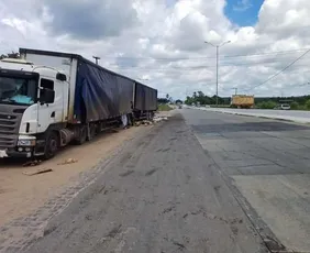 Imagem ilustrativa da imagem Carreta sai da pista na BR-101 em Palmares e carga de óleo é saqueada