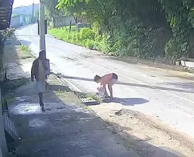 Imagem ilustrativa da imagem Casal é preso após abandonar bebê em bueiro em MG; criança foi amamentada por PM