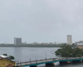 Imagem ilustrativa da imagem Chuvas intensas causam suspensão de aulas e serviços no Grande Recife